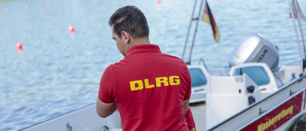 Einsatzkräfte der DLRG (Deutsche Lebens-Rettungs-Gesellschaft) simulieren die Rettung einer Person.