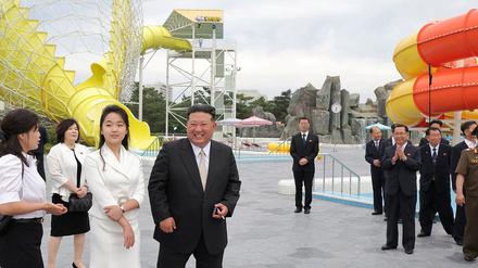 Der nordkoreanische Machthaber Kim Jong Un, seine Frau Ri Sol Ju und seine Tochter Kim Ju Ae besuchen einen Wasserpark während einer Zeremonie zur Feier der Fertigstellung des Touristengebiets Wonsan Kalma.