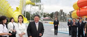 Der nordkoreanische Machthaber Kim Jong Un, seine Frau Ri Sol Ju und seine Tochter Kim Ju Ae besuchen einen Wasserpark während einer Zeremonie zur Feier der Fertigstellung des Touristengebiets Wonsan Kalma.