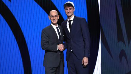 Cooper Flagg (rechts) ist der erste Pick des diesjährigen NBA-Drafts.