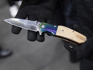 Ein Messer am Berliner Bahnhof Ostkreuz. 