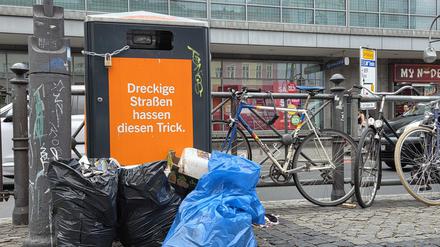 Die großen BSR-Mülleimer auf dem Hermannplatz lösen das Abfallproblem offensichtlich nicht.