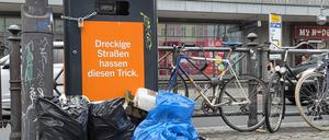 Die großen BSR-Mülleimer auf dem Hermannplatz lösen das Abfallproblem offensichtlich nicht.