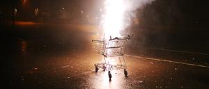 Ein Einkaufswagen mit brennendem Feuerwerk.