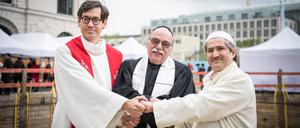Pfarrer Gregor Hohberg, Rabbiner Andreas Nachama, Imam Imam Kadir Sanci stehen anlässlich der Grundsteinlegung vor der Baugrube des House of One am Petriplatz in Berlin.