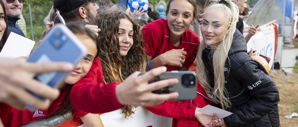 Schweizer Star nicht nur auf dem Rasen: Alisha Lehmann.