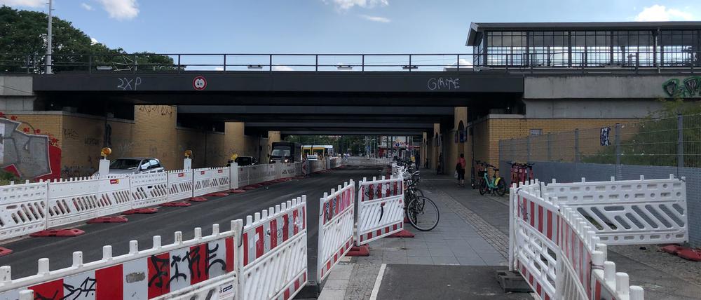 Auf dem Sterndamm in Berlin-Schöneweide ist derzeit nur einspuriger Verkehr stadteinwärts möglich.