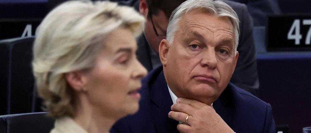 Viktor Orban und Ursula von der Leyen. 