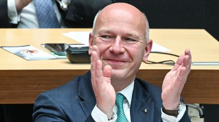 Berlins Regierender Bürgermeister Kai Wegner (CDU) freut sich über die Zustimmung des Parlaments zur Verwaltungsreform. 