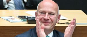 Berlins Regierender Bürgermeister Kai Wegner (CDU) freut sich über die Zustimmung des Parlaments zur Verwaltungsreform. 