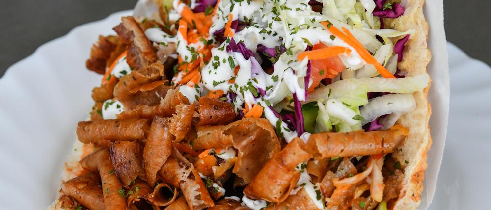 ILLUSTRATION - 19.02.2018, ---: Ein Döner Kebab angerichtet auf einem Teller.  (zu dpa: «Mann will mit gestohlenem Kinderfahrrad für Döner bezahlen») Foto: Patrick Pleul/dpa-Zentralbild/dpa +++ dpa-Bildfunk +++