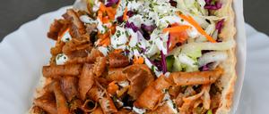 ILLUSTRATION - 19.02.2018, ---: Ein Döner Kebab angerichtet auf einem Teller.  (zu dpa: «Mann will mit gestohlenem Kinderfahrrad für Döner bezahlen») Foto: Patrick Pleul/dpa-Zentralbild/dpa +++ dpa-Bildfunk +++