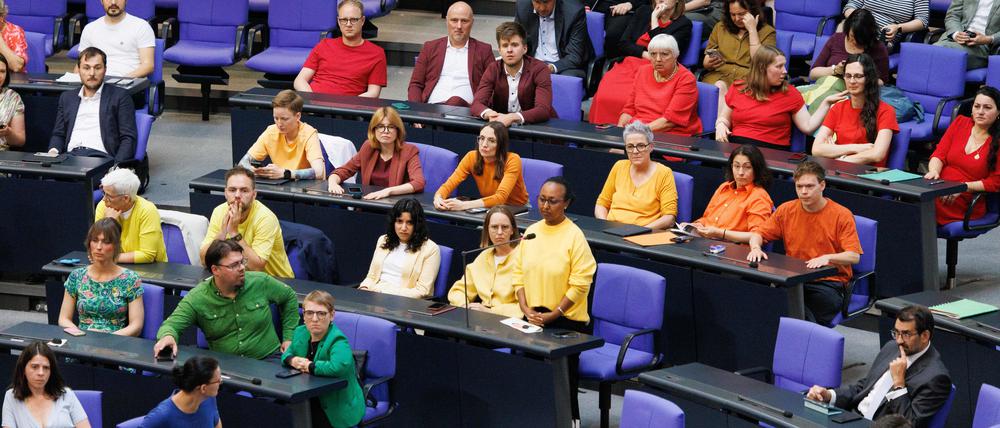 Buntes Plenum: Die Grünen protestieren mit ihrer Kleidung.