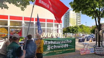 Die „Mahnwache für Frieden“ in Schwedt wirbt mit der Sowjetfahne für ihre Anliegen.