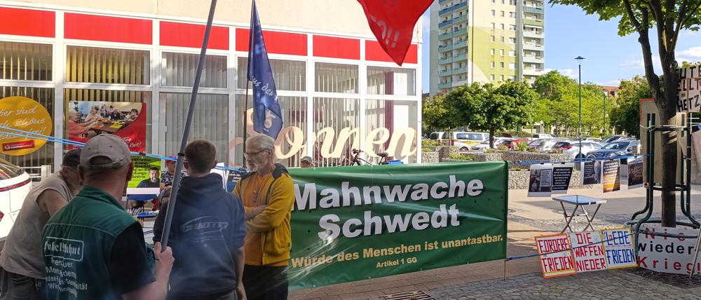Die „Mahnwache für Frieden“ in Schwedt wirbt mit der Sowjetfahne für ihre Anliegen.