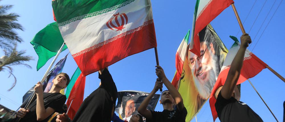 Hisbollah-Anhänger unterstützen Iran nach den Angriffen Israels. Aber die schiitische Miliz hat Israel diesmal nicht angegriffen.