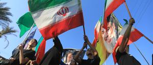 Hisbollah-Anhänger unterstützen Iran nach den Angriffen Israels. Aber die schiitische Miliz hat Israel diesmal nicht angegriffen.