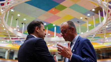 Plaudern am Rande des EU-Gipfel - Kanzler Friedrich Merz mit Portugals Premierminister Luis Montenegro (links)