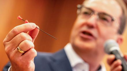 Dobrindt warnt vor der Gefahr der Waffe. 