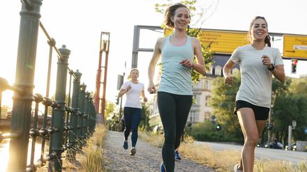Zwei Frauen joggen.