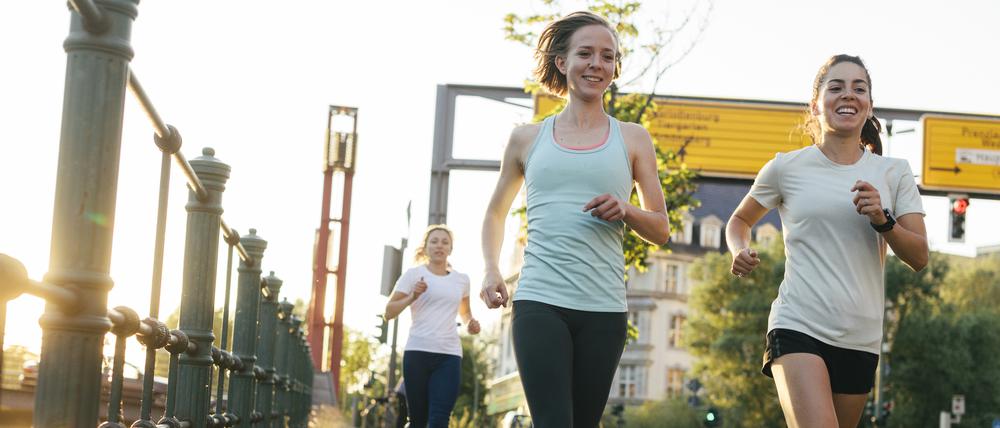 Zwei Frauen joggen.