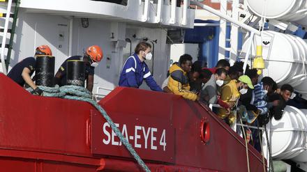 Das Schiff „Sea-Eye 4“ mit mehr als 800 geretteten Migranten an Bord kommt in Trapani an.