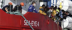Das Schiff „Sea-Eye 4“ mit mehr als 800 geretteten Migranten an Bord kommt in Trapani an.