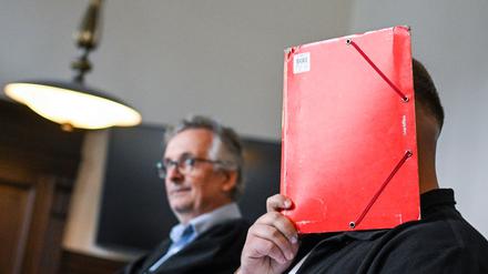 Nach einem Angriff auf eine Polizistin nach einem Unfall ist ein Mann aus einer arabischstämmigen Großfamilie zu zehn Monaten Haft auf Bewährung verurteilt worden. Der 21-Jährige hatte gestanden und Bedauern geäußert.