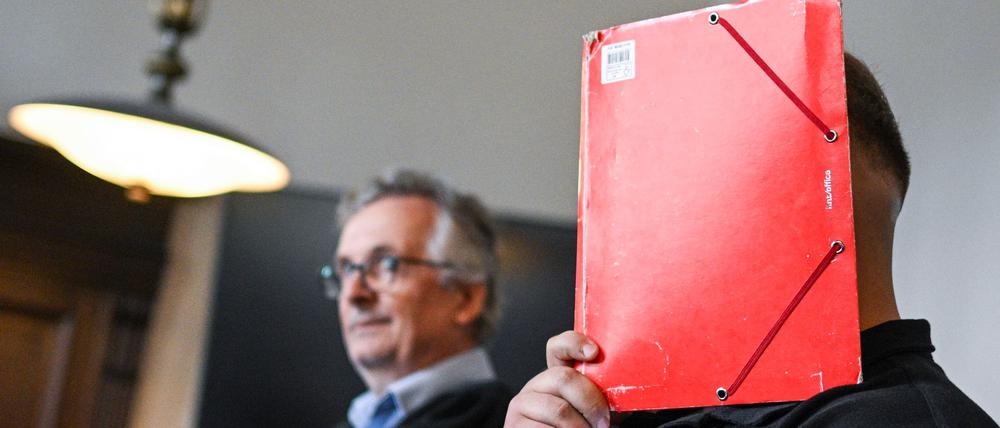 Nach einem Angriff auf eine Polizistin nach einem Unfall ist ein Mann aus einer arabischstämmigen Großfamilie zu zehn Monaten Haft auf Bewährung verurteilt worden. Der 21-Jährige hatte gestanden und Bedauern geäußert.