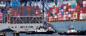 Im Hafen von Los Angeles werden am 25. Juni 2025 in Los Angeles, Kalifornien, Schiffscontainer auf Containerschiffe gestapelt.  