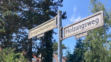 Im Sprungschanzenweg in Berlin-Zehlendorf hat das Bezirksamt Steglitz-Zehlendorf zwei Probebohrungen für Erdwärmesonden genehmigt. Auf dem Bild im blauen Hemd Umweltstadtrat Urban Aykal (Grüne), rechts im Bild Christian Küttner von der kliQ-Genossenschaft.