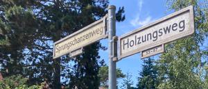 Im Sprungschanzenweg in Berlin-Zehlendorf hat das Bezirksamt Steglitz-Zehlendorf zwei Probebohrungen für Erdwärmesonden genehmigt. Auf dem Bild im blauen Hemd Umweltstadtrat Urban Aykal (Grüne), rechts im Bild Christian Küttner von der kliQ-Genossenschaft.