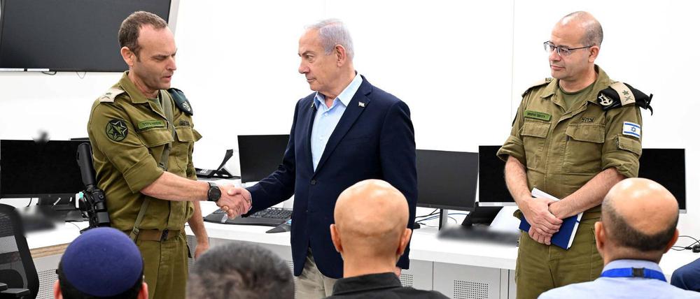 Benjamin Netanjahu besucht eine Nachrichtenzentrale der Armee.