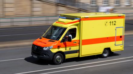 ARCHIV - 08.07.2024, Brandenburg, Potsdam: Ein Rettungswagen mit Blaulicht fährt über eine Straße. (zu dpa: «Rettungsfahrt ohne Gebühr: Bisher keine Einigung über Kosten») Foto: Monika Skolimowska/dpa +++ dpa-Bildfunk +++