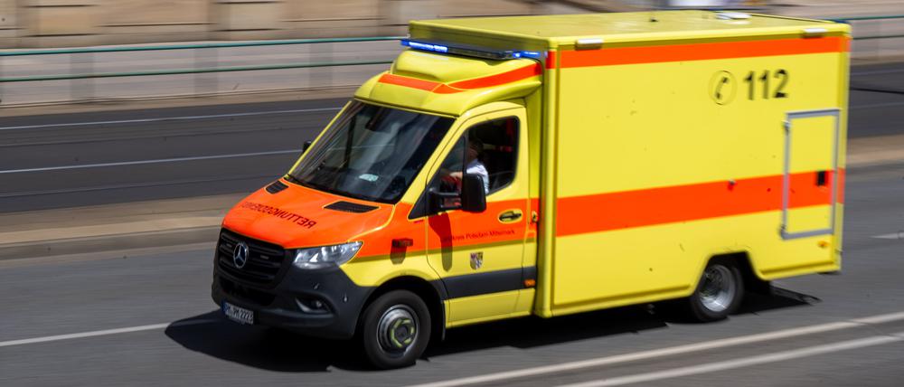 ARCHIV - 08.07.2024, Brandenburg, Potsdam: Ein Rettungswagen mit Blaulicht fährt über eine Straße. (zu dpa: «Rettungsfahrt ohne Gebühr: Bisher keine Einigung über Kosten») Foto: Monika Skolimowska/dpa +++ dpa-Bildfunk +++