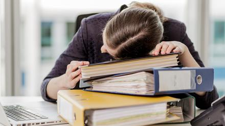 Ein kurzer Büroschlaf könnte bei der Lösung von Problemen durchaus hilfreich sein, zeigen Tests.