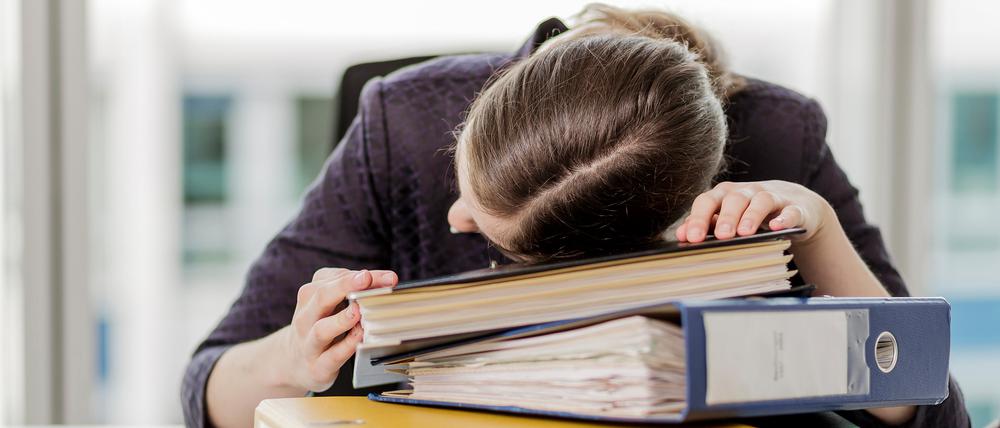 Ein kurzer Büroschlaf könnte bei der Lösung von Problemen durchaus hilfreich sein, zeigen Tests.
