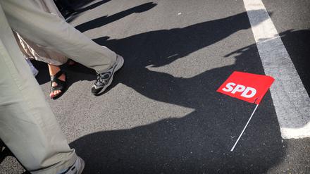 SPD-Fahne liegt auf dem Asphalt.