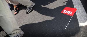 SPD-Fahne liegt auf dem Asphalt.