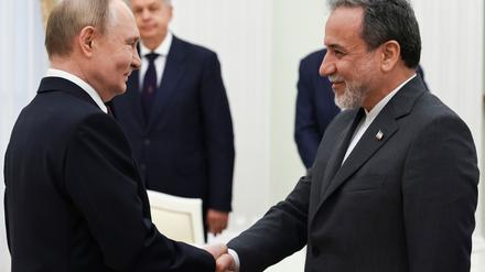 Kremlchef Putin im Gespräch mit Irans Außenminister Araghtschi (Archivbild) 