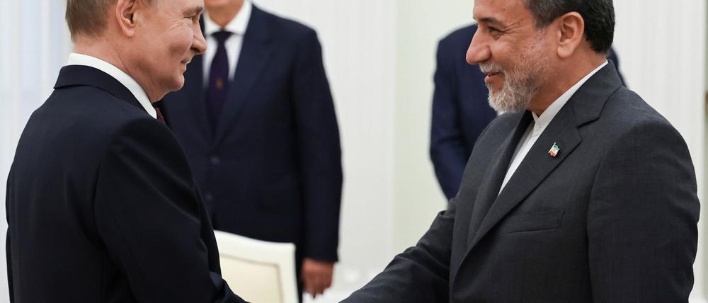 Kremlchef Putin im Gespräch mit Irans Außenminister Araghtschi (Archivbild)