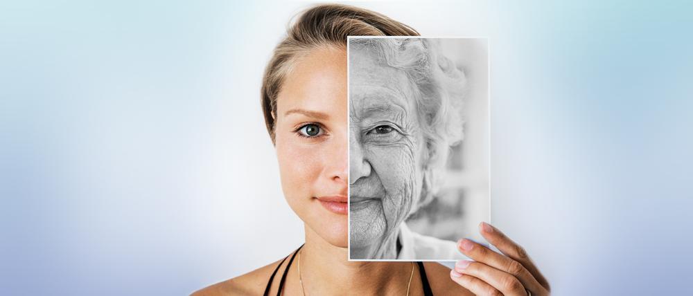 Eine junge Frau hält vor der Hälfte ihres Gesichts ein Schwarz-weiß-Bild ihres älteren Ichs.