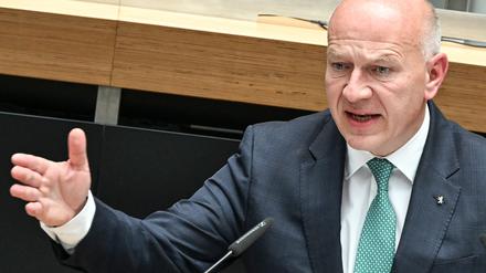 Berlins Regierender Bürgermeister Kai Wegner (CDU) will weiter Autos in der Stadt. 