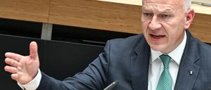 Berlins Regierender Bürgermeister Kai Wegner (CDU) will weiter Autos in der Stadt. 