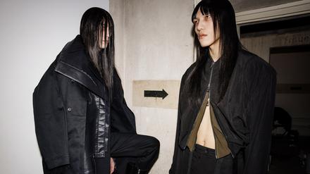 Das Label Richert Beil hält durch konstante Leistung, die Qualität der Woche hoch. Hier eine Aufnahme aus dem Backstage-Bereich ihrer FW25 Show. 