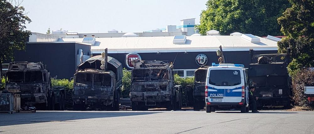 Sechs Bundeswehr-Fahrzeuge sind am Samstagabend in Erfurt in Brand geraten. Die Kriminalpolizei ermittelt wegen Brandstiftung.