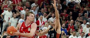 Justus Hollatz (links) und Ben Saraf kämpfen um den Ball.