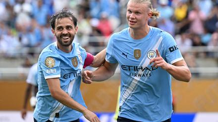 Erling Haaland (r) bejubelt sein Tor mit Teamkollege Bernardo Silva.