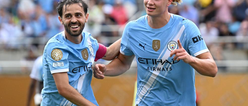 Erling Haaland (r) bejubelt sein Tor mit Teamkollege Bernardo Silva.
