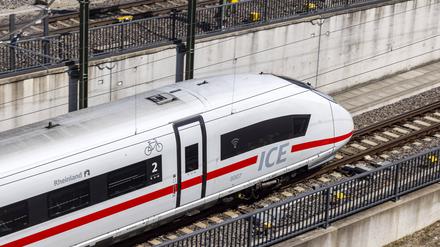 Ein ICE auf dem Weg zum Ulmer Hauptbahnhof. 